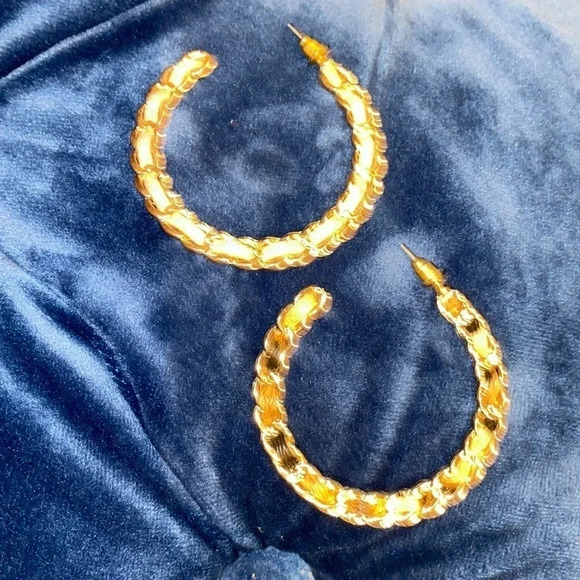 Stunning gold tone twisted  chic fashion hoop earrings - Picture 4 of 9